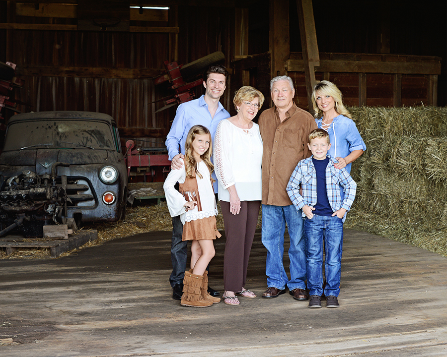 Extended family portraits, family pictures in barn, Fort Wayne Photograher